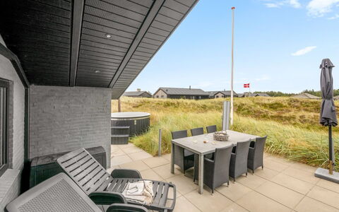 Walther - 300M from the Sea: Toit, Domicile, Porte, Chalet, Ombre, Siding, Cour, Biens, Arrière-Cour