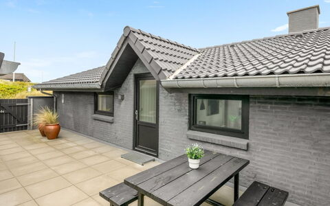 Walther - 300M from the Sea: Toit, Domicile, Porte, Chalet, Ombre, Siding, Cour, Biens, Arrière-Cour