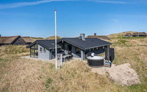 Walther - 300M from the Sea: Sol, Design Intérieur, Bois, Sol, Escaliers, Plafond, Tache De Bois, Parquet, Dur, Balustrade