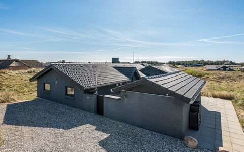 Walther - 300M from the Sea: Sol, Design Intérieur, Bois, Sol, Escaliers, Plafond, Tache De Bois, Parquet, Dur, Balustrade