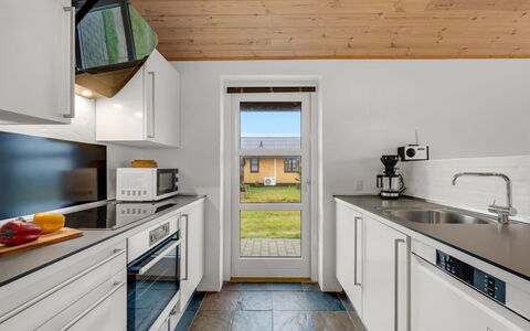 Fietje - 500M to the Fjord: Bois, Sol, Cuisine, Comptoir, Sol, Plafond, Principaux Appliance, Appareil De Cuisine, Cabinetry, Tache De Bois