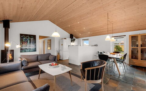 Fietje - 500M to the Fjord: Meubles, Design Intérieur, Sol, Canapé, Plafond, Bois, Luminaire, Sol, Salon, Pièce