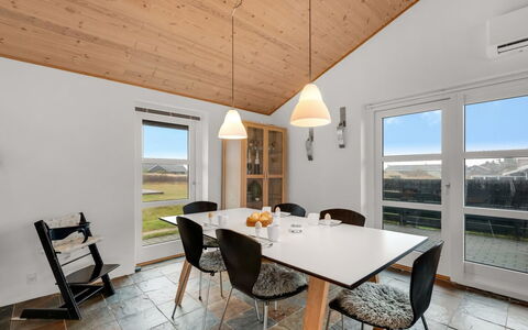 Fietje - 500M to the Fjord: Bois, Plafond, Sol, Domicile, Design Intérieur, Sol, Table Cuisine Et Salle A Manger, Luminaire, Salle À Manger, Dur