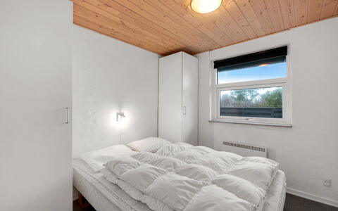 Fietje - 500M to the Fjord: Bois, Plafond, Chambre, Lit, Drap De Lit, Literie, Pièce, Cadre De Lit, Dur, Daylighting