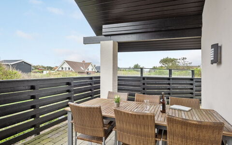 Fietje - 500M to the Fjord: Porche, Balcon, Dur, Mobilier De Jardin, Tache De Bois, Ombre, Plate-Forme, Chaise, Planche, Daylighting