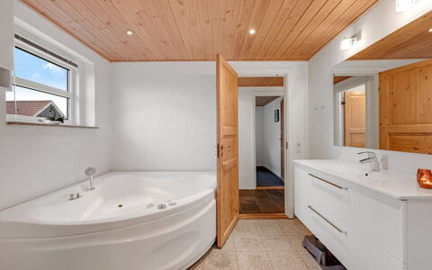 Fietje - 500M to the Fjord: Sol, Design Intérieur, Luminaire Plomberie, Sol, Bois, Plafond, Salle De Bains, Évier, Robinet, Pièce