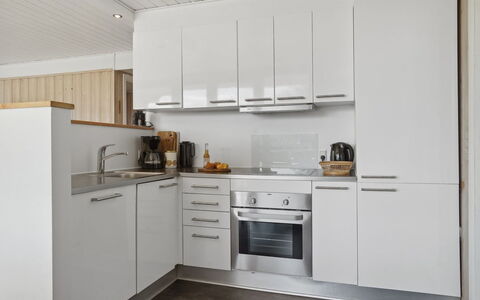 Arnetta - 150M from the Sea: Appareil De Cuisine, Cuisine, Comptoir, Principaux Appliance, Cabinetry, Sol, Bois, Design Intérieur, Électroménager, Meubles