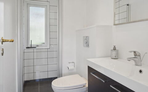 Arnetta - 150M from the Sea: Salle De Bains, Sol, Mur, Luminaire Plomberie, Sol, Design Intérieur, Lavabo, Siège De Toilette, Toilette, Évier