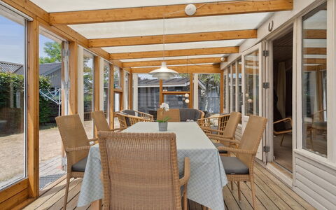 Sari - 250M from the Sea: Meubles, Bois, Sol, Sol, Chaise, Porte, Design Intérieur, Parquet, Table, Porche