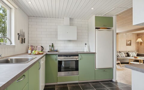 Sari - 250M from the Sea: Cuisine, Comptoir, Design Intérieur, Appareil De Cuisine, Sol, Principaux Appliance, Bois, Cabinetry, Sol, Plafond