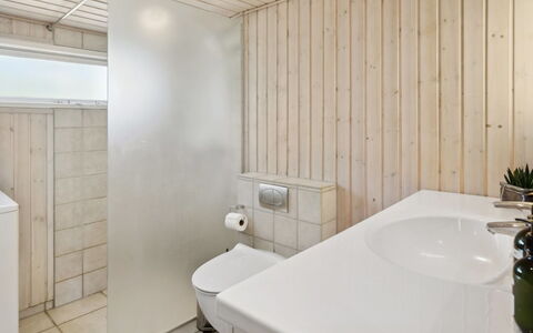 Sari - 250M from the Sea: Sol, Mur, Luminaire Plomberie, Sol, Salle De Bains, Bois, Lavabo, Design Intérieur, Évier, Plafond