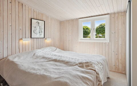 Sari - 250M from the Sea: Bois, Chambre, Plafond, Sol, Design Intérieur, Sol, Lit, Drap De Lit, Literie, Pièce
