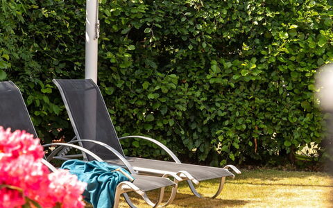 Sari - 250M from the Sea: Mobilier De Jardin, Ombre, Jardin, Chaise, Balancelle, Arrière-Cour