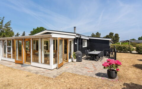 Sari - 250M from the Sea: Toit, Domicile, Porte, Chalet, Biens, Ombre, Porche, Conception, Batiments Jardin, Structure En Plein Air