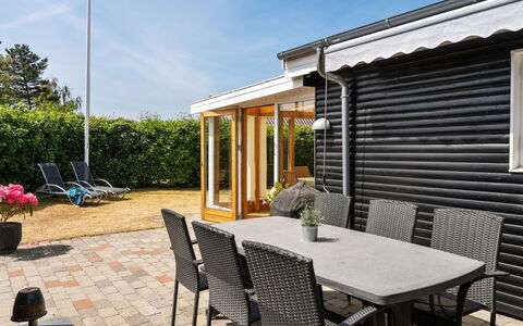 Sari - 250M from the Sea: Bois, Meubles, Mobilier De Jardin, Domicile, Ombre, Chaise, Porte, Tableau De Plein Air, Pot De Fleur, Porche