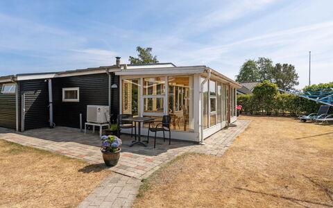 Sari - 250M from the Sea: Domicile, Toit, Maison, Porte, Chalet, Biens, Porche, Ombre, Batiments Jardin, Siding