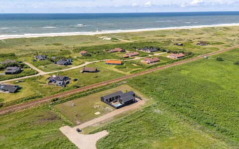 Ivar - 300M from the Sea: Maison, Domicile, Toit, Chalet, Biens, Aménagement Paysager, Batiments Jardin, Siding, Ferme