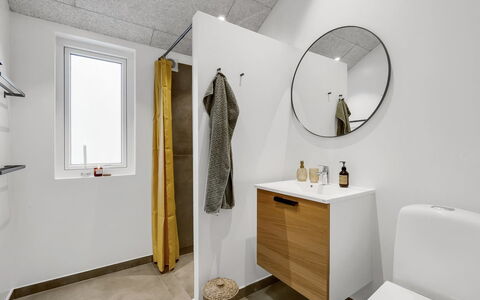 Ivar - 300M from the Sea: Sol, Sol, Bois, Luminaire Plomberie, Design Intérieur, Plomberie, Armoire De Toilette, Robinet, Salle De Bains, Miroir