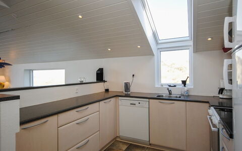 Hilmer - 250M from the Sea: Design Intérieur, Comptoir, Cuisine, Sol, Plafond, Bois, Cabinetry, Luminaire, Meubles, Sol