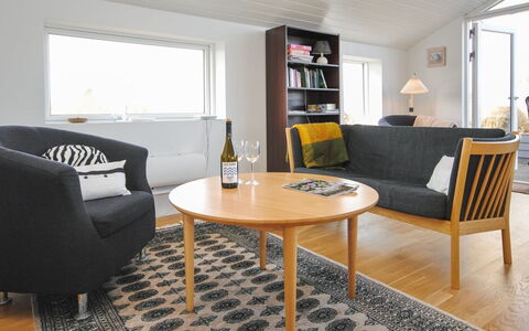 Hilmer - 250M from the Sea: Meubles, Design Intérieur, Sol, Sol, Canapé, Bois, Salon, Pièce, Domicile, Table
