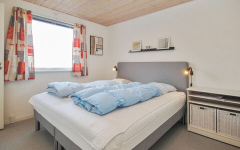 Hilmer - 250M from the Sea: Lit, Chambre, Design Intérieur, Meubles, Drap De Lit, Literie, Bois, Plafond, Sol, Pièce