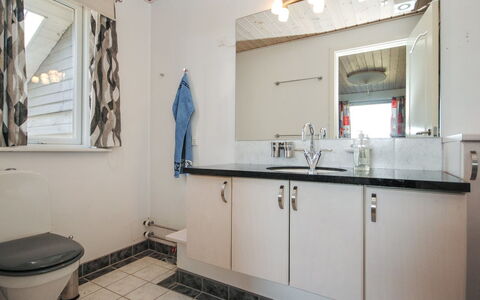 Hilmer - 250M from the Sea: Luminaire Plomberie, Évier, Design Intérieur, Sol, Salle De Bains, Robinet, Lavabo, Sol, Armoire De Toilette, Plomberie