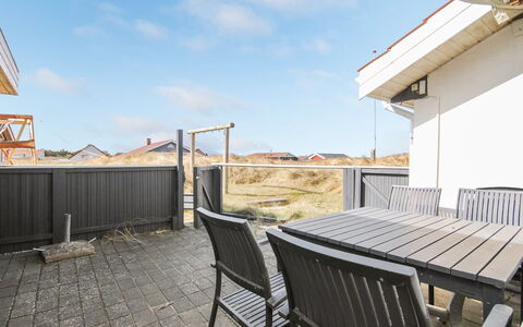 Hilmer - 250M from the Sea: Architecture, Toit, Domicile, Ombre, Daylighting, Balcon, Plate-Forme, Tache De Bois, Balustrade, Clôture