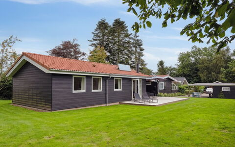 Rikus - 300M from the Sea: Toit, Domicile, Porte, Chalet, Ombre, Siding, Cour, Biens, Arrière-Cour