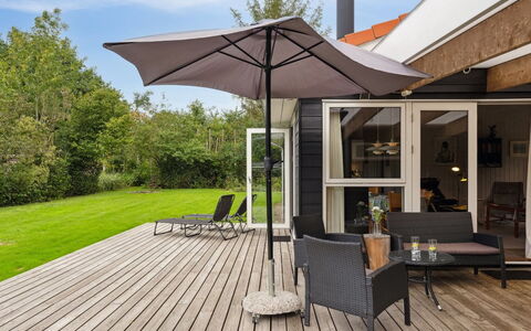Rikus - 300M from the Sea: Toit, Domicile, Porte, Chalet, Ombre, Siding, Cour, Biens, Arrière-Cour