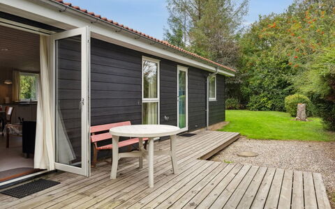 Rikus - 300M from the Sea: Toit, Domicile, Porte, Chalet, Ombre, Siding, Cour, Biens, Arrière-Cour