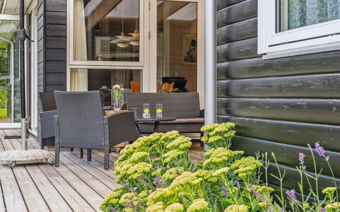 Rikus - 300M from the Sea: Toit, Domicile, Porte, Chalet, Ombre, Siding, Cour, Biens, Arrière-Cour