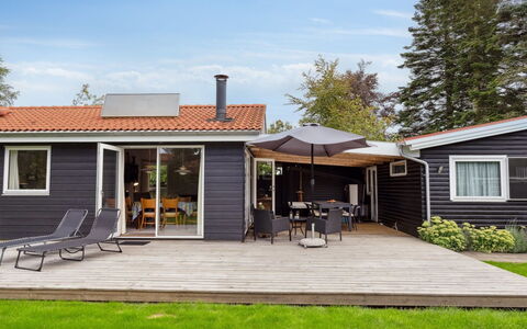 Rikus - 300M from the Sea: Toit, Domicile, Porte, Chalet, Ombre, Siding, Cour, Biens, Arrière-Cour