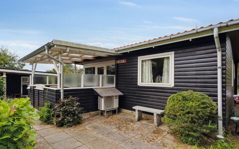 Rikus - 300M from the Sea: Toit, Domicile, Porte, Chalet, Ombre, Siding, Cour, Biens, Arrière-Cour