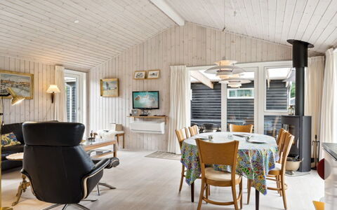 Rikus - 300M from the Sea: Bois, Design Intérieur, Plafond, Domicile, Meubles, Chaise, Luminaire, Salon, Table Cuisine Et Salle A Manger, Pièce