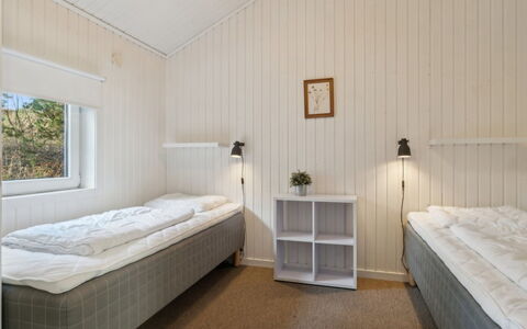 Etel - 600M from the Sea: Bois, Chambre, Sol, Plafond, Lit, Design Intérieur, Literie, Sol, Drap De Lit, Cadre De Lit
