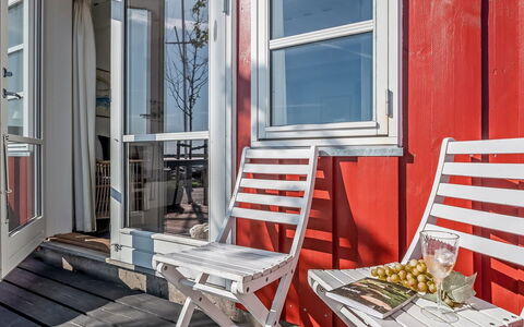 Adils - 5M from the Sea: Meubles, Design Intérieur, Sol, Bois, Sol, Plafond, Parquet, Chaise, Table, Éclairage