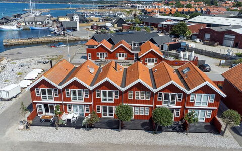 Adils - 5M from the Sea: Domicile, Toit, Maison, Chalet, Biens, Porte, Porche, Siding, Ferme, Ombre