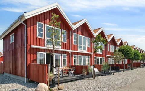 Adils - 5M from the Sea: Domicile, Toit, Maison, Chalet, Biens, Porte, Porche, Siding, Ferme, Ombre