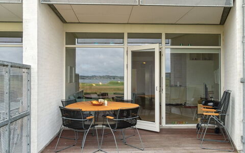 Geert - 25M from the Sea: Domicile, Toit, Maison, Chalet, Biens, Porte, Porche, Siding, Ferme, Ombre