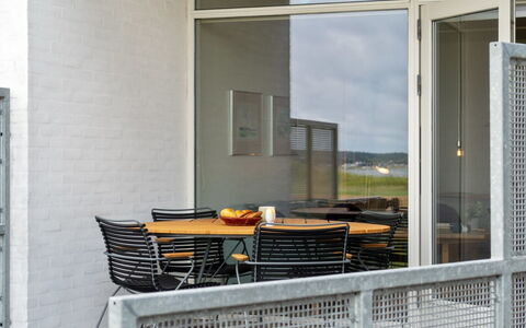 Geert - 25M from the Sea: Domicile, Toit, Maison, Chalet, Biens, Porte, Porche, Siding, Ferme, Ombre