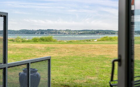 Geert - 25M from the Sea: Domicile, Toit, Maison, Chalet, Biens, Porte, Porche, Siding, Ferme, Ombre