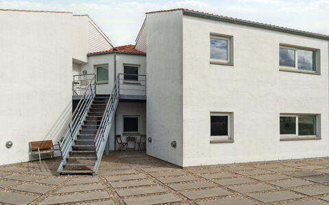 Geert - 25M from the Sea: Domicile, Toit, Maison, Chalet, Biens, Porte, Porche, Siding, Ferme, Ombre