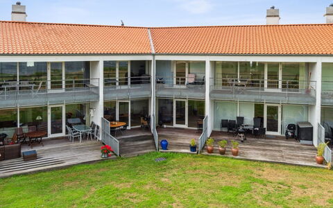 Geert - 25M from the Sea: Domicile, Toit, Maison, Chalet, Biens, Porte, Porche, Siding, Ferme, Ombre