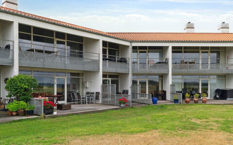 Geert - 25M from the Sea: Domicile, Toit, Maison, Chalet, Biens, Porte, Porche, Siding, Ferme, Ombre