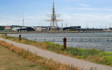 Geert - 25M from the Sea: Domicile, Toit, Maison, Chalet, Biens, Porte, Porche, Siding, Ferme, Ombre