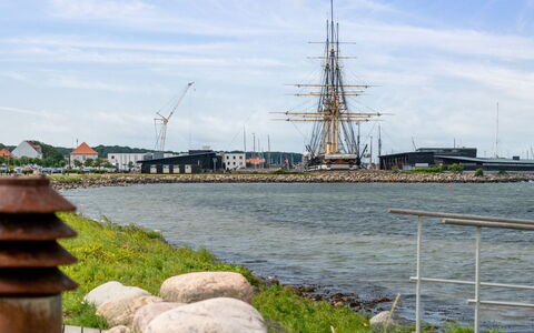 Geert - 25M from the Sea: Domicile, Toit, Maison, Chalet, Biens, Porte, Porche, Siding, Ferme, Ombre