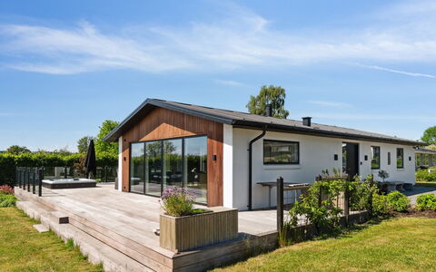 Niska - 200M from the Sea: Herbe, Vert, Maison, Chalet, Prairie, Zone Rurale, Écorégion, Paysage, Lot Terre, Arbuste