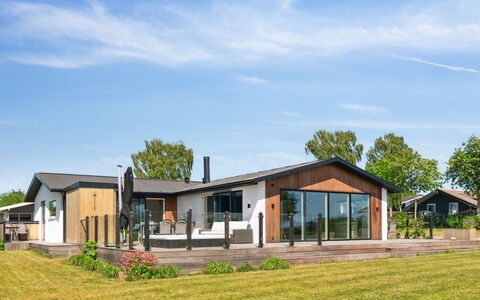 Niska - 200M from the Sea: Herbe, Vert, Maison, Chalet, Prairie, Zone Rurale, Écorégion, Paysage, Lot Terre, Arbuste