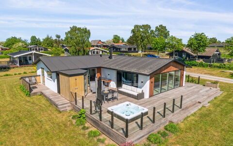Niska - 200M from the Sea: Herbe, Vert, Maison, Chalet, Prairie, Zone Rurale, Écorégion, Paysage, Lot Terre, Arbuste