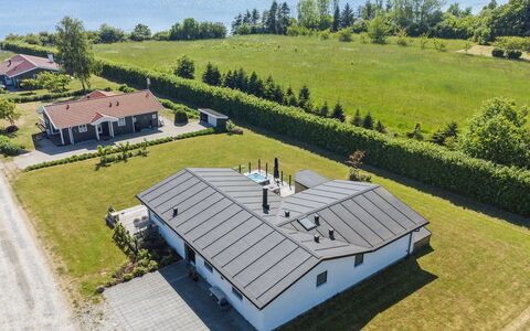 Niska - 200M from the Sea: Herbe, Vert, Maison, Chalet, Prairie, Zone Rurale, Écorégion, Paysage, Lot Terre, Arbuste